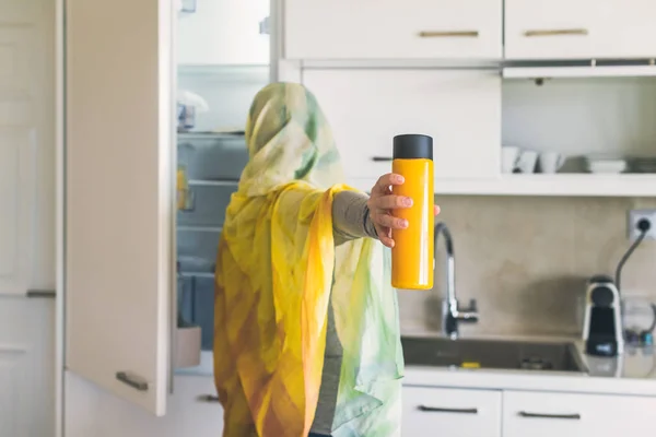 Achteraanzicht Een Moslim Vrouw Een Sjaal Die Sap Uit Keuken — Stockfoto