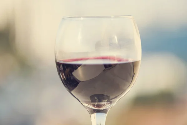 Nahaufnahme Eines Rotweinglases Vor Dem Hintergrund Einer Verschwommenen Stadt Mit — Stockfoto