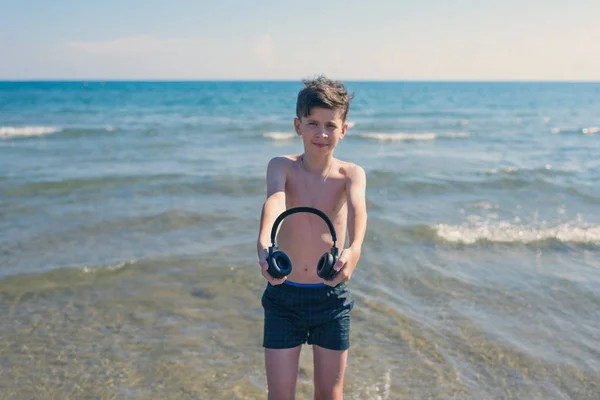 Ragazzino Con Cuffie Sulla Spiaggia Viaggiare Con Bambino Concetto — Foto Stock