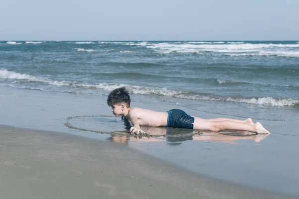 Leuke Jonge Jongen Met Plezier Het Strand — Stockfoto