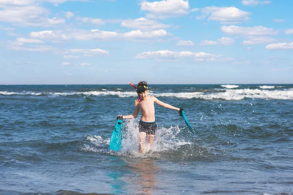 Szczęśliwy Nastolatek Chłopiec Płetwy Pływać Nurkowanie Maska Działa Fala Morza — Zdjęcie stockowe