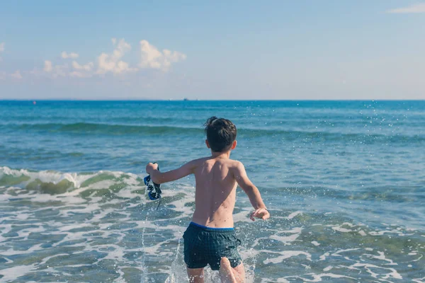 Niño Con Máscara Relajante Mar — Foto de Stock