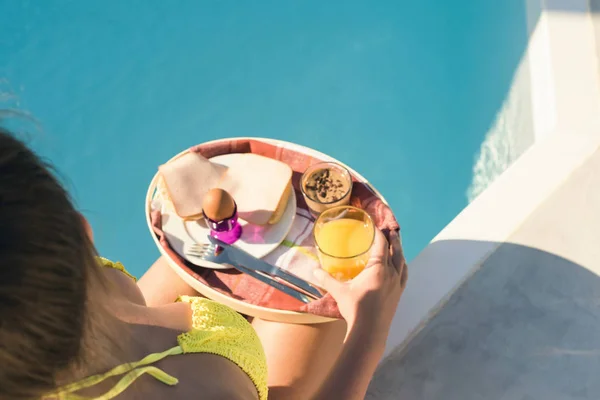 Frau Bikini Pool Mit Einem Tablett Mit Frühstück Einem Heißen — Stockfoto