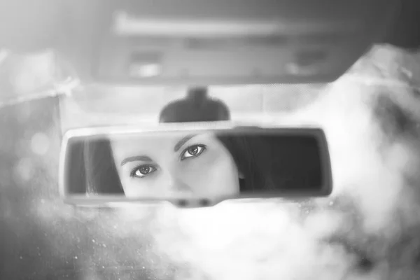 Svart Och Vit Konst Bild Vacker Ung Kvinna Ansikte Bilen — Stockfoto