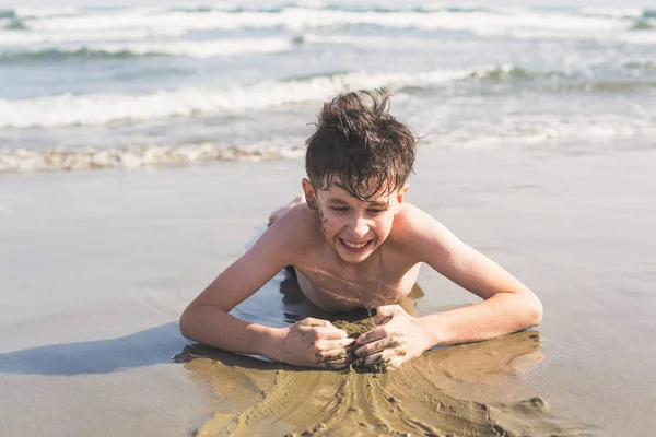 Jongen Uitgewrongen Het Zand Het Strand Zee Achtergrond Het Concept — Stockfoto