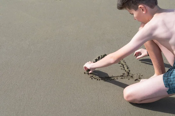 Jongen Zwembroek Trekt Vorm Van Hart Het Zand Het Strand — Stockfoto