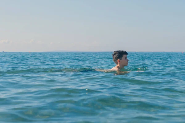 Anos Idade Menino Nadando Relaxamento Nas Ondas Mar Conceito Férias — Fotografia de Stock