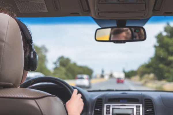 Chica Los Auriculares Está Conduciendo Por Autopista Italia Vista Desde —  Fotos de Stock