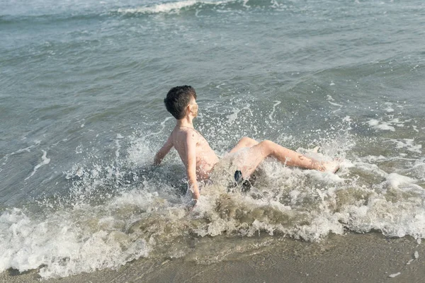 Sevimli Genç Çocuk Sahilde Eğleniyor — Stok fotoğraf