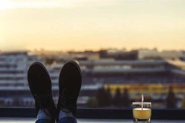Мужские Ноги Обуви Балконе Город Закат Фон — стоковое фото
