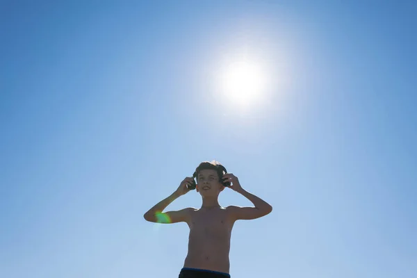 Tiener Jongen Koptelefoon Het Strand Reizen Met Kind Concept — Stockfoto