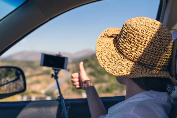 Bloggerin Mit Strohhut Macht Selfie Foto Oder Video Mit Smartphone — Stockfoto