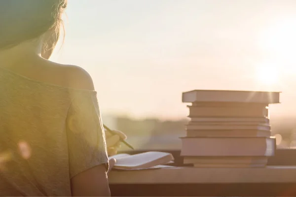 Kvinnlig Student Med Massa Böcker Förbereder Sig För Universitetsexamen Sent — Stockfoto