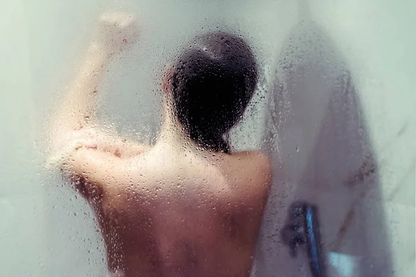 Mujer Hermosa Desnuda Tomando Una Ducha Detrás Vidrio Empañado Húmedo — Foto de Stock