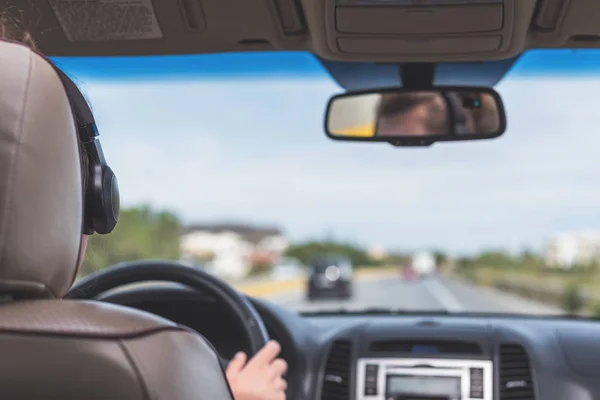 Dziewczyna Słuchawkach Jest Jazda Autostradzie Włoszech Widok Tylnej Siedziby Samochodu — Zdjęcie stockowe