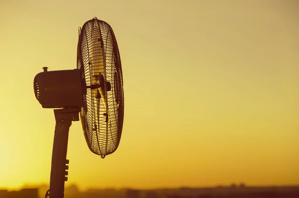 Ventilateur Ventilateur Électrique Sur Fond Ciel Clair Couchant Concept — Photo