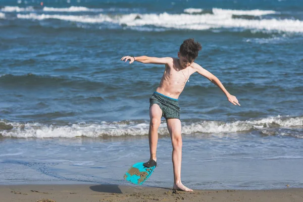 Gelukkige Tiener Jongen Zwem Flipper Met Plezier Het Zand Het — Stockfoto