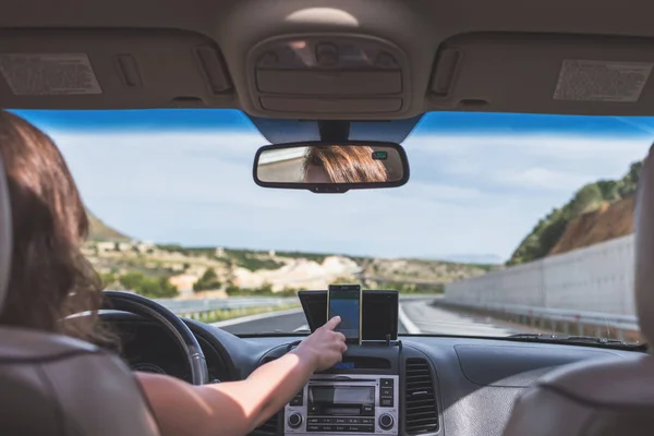 Giovane Donna Sta Guidando Autostrada Italia Utilizzando App Navigazione Gps — Foto Stock