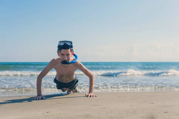 Jongen Het Snorkel Masker Buis Het Strand Achtergrond Van Zee — Stockfoto