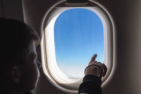 Ein Junge Hat Flug Der Das Flugzeugfenster Oder Bullauge Schaut — Stockfoto