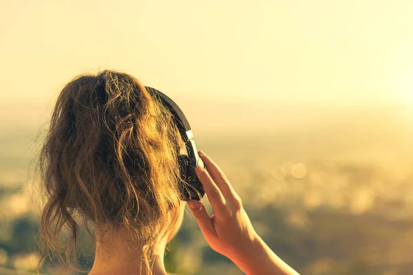 Chica Con Pelo Largo Los Auriculares Silla Balcón Escuchando Música — Foto de Stock