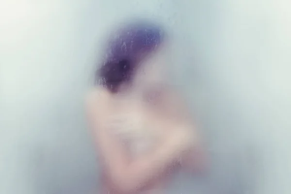 一个孤独的年轻女子在淋浴时拥抱自己的剪影 抑郁和孤独的概念 — 图库照片