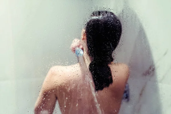 Belle Femme Prendre Une Douche Derrière Humide Brouillard Verre — Photo
