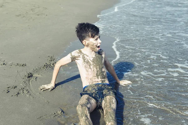 Χαριτωμένο Νεαρό Αγόρι Που Διασκεδάζει Στην Παραλία — Φωτογραφία Αρχείου