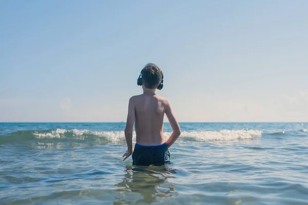 Tiener Jongen Koptelefoon Het Strand Reizen Met Kind Concept — Stockfoto