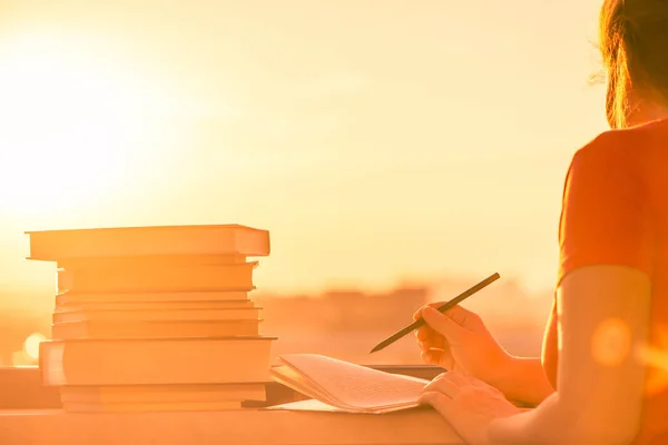 Étudiante Avec Beaucoup Livres Préparant Pour Examen Universitaire Tard Dans — Photo