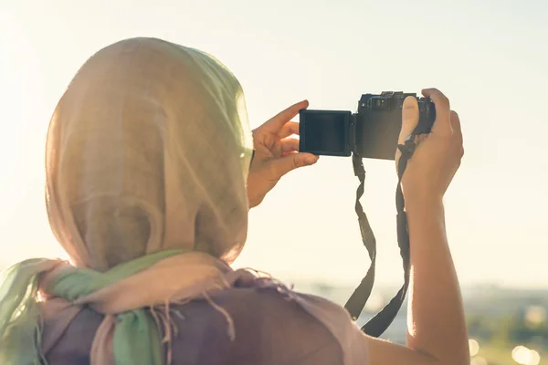 Femme Arabe Photographe Dans Une Écharpe Prendre Des Photos Aide — Photo