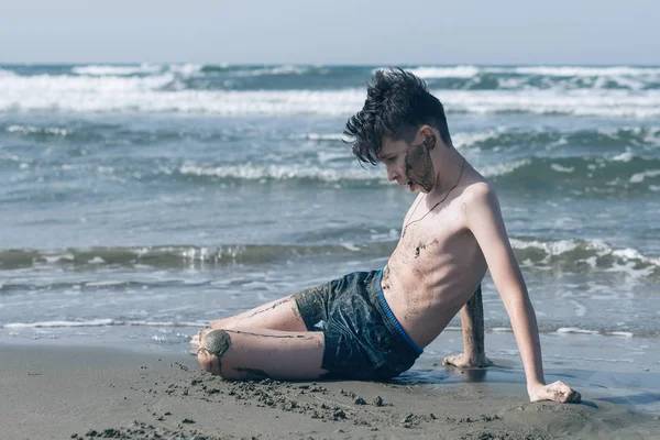 Gelukkige Tiener Jongen Met Plezier Liggend Het Zand Het Strand — Stockfoto