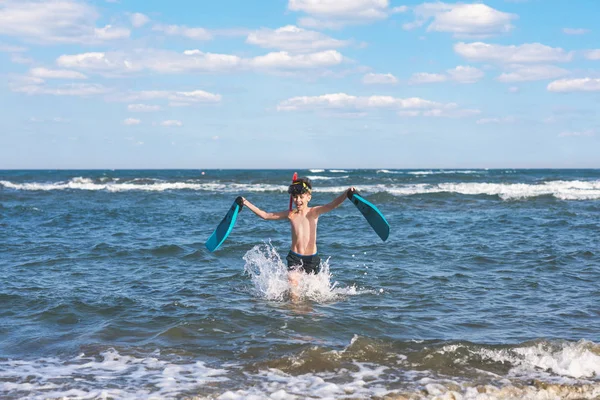 Denizde Dinlenen Genç Çocuk — Stok fotoğraf