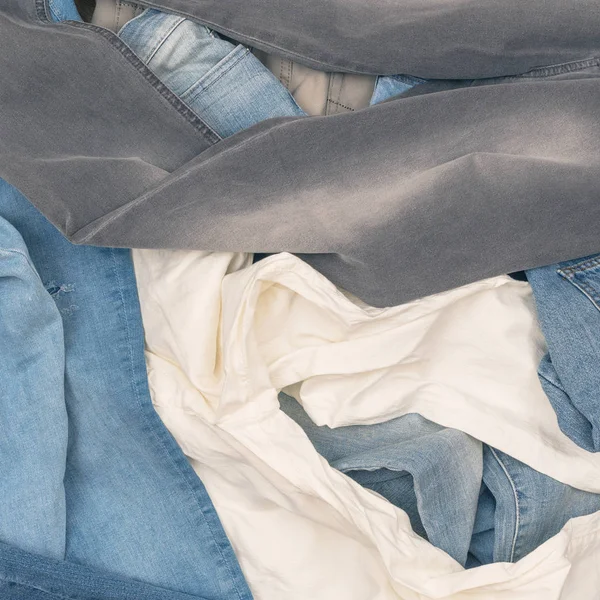 Yere serpişen bir sürü farklı kot var. Kavram.