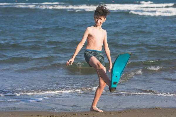 Gelukkige Tiener Jongen Zwem Flipper Met Plezier Het Zand Het — Stockfoto