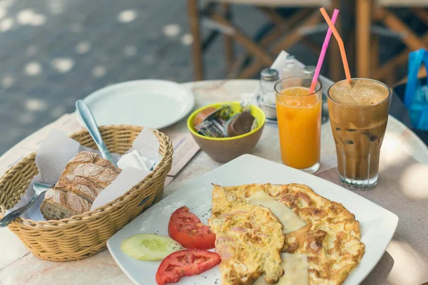 Petit Déjeuner Avec Œufs Brouillés Orange Fraîche Fromage Pain Dans — Photo