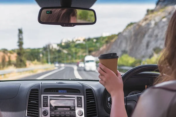 Ragazza Sta Guidando Sull Autostrada Tiene Mano Una Tazza Caffè — Foto Stock