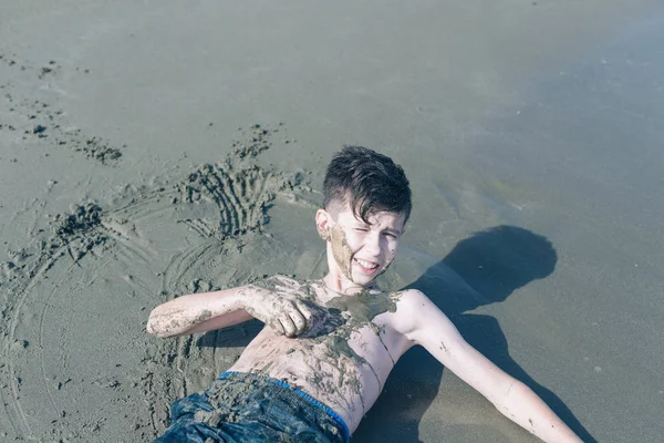 Gelukkige Tiener Jongen Met Plezier Liggend Het Zand Het Strand — Stockfoto