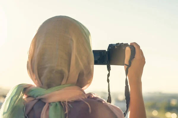 Femme Arabe Photographe Dans Une Écharpe Prendre Des Photos Aide — Photo