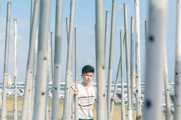 Menino Brincando Tentando Encontrar Uma Maneira Sair Labirinto Tubos Ferro — Fotografia de Stock