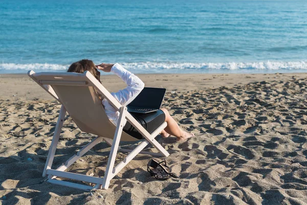 Женщина Отдыхает Пляже Ноутбуком — стоковое фото