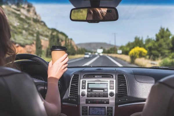 Das Mädchen Fährt Auf Der Autobahn Und Hält Eine Tasse — Stockfoto