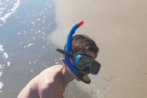 Jonge Jongen Met Masker Ontspannen Zee — Stockfoto