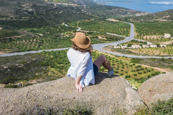 Femme Tenue Touristique Sommet Une Montagne — Photo