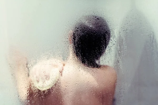 Mujer Hermosa Desnuda Tomando Una Ducha Detrás Vidrio Empañado Húmedo — Foto de Stock