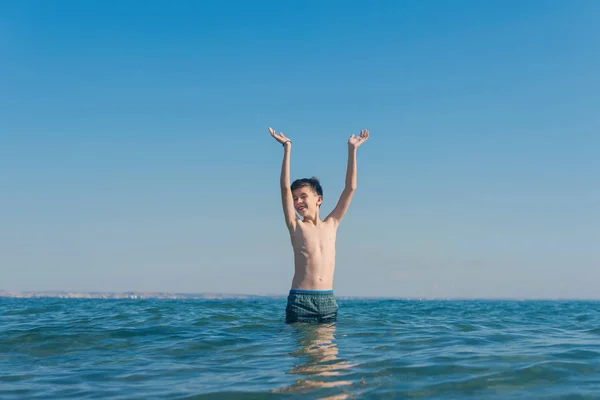 Niño Años Nadando Relajándose Las Olas Del Mar Concepto Vacaciones — Foto de Stock