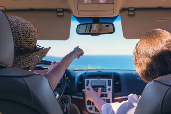 Zwei Frauen Suchen Richtung Autofahrt — Stockfoto