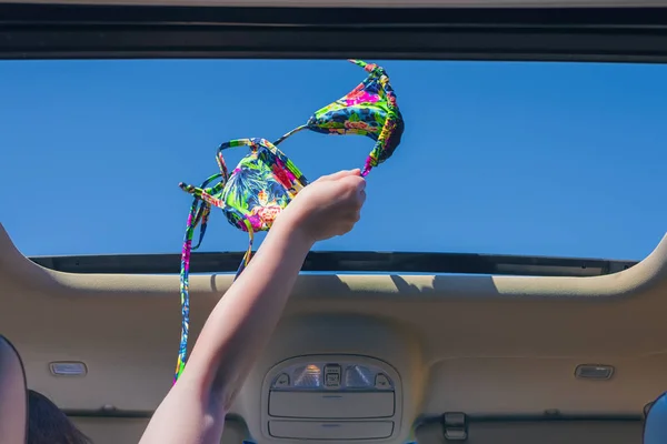 Mädchen Wirft Ihren Bikini Aus Der Offenen Luke Eines Fahrzeugs — Stockfoto