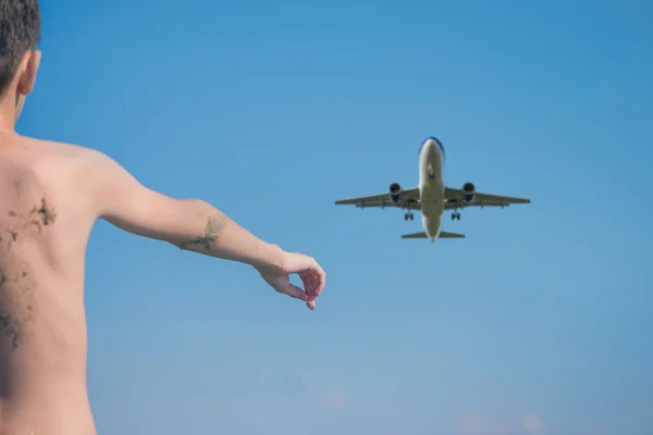 Rapaz Adolescente Aponta Dedo Avião Céu Conceito Viagem Conceito Viagem — Fotografia de Stock