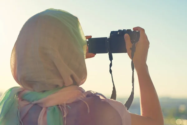 Femme Arabe Photographe Dans Une Écharpe Prendre Des Photos Aide — Photo